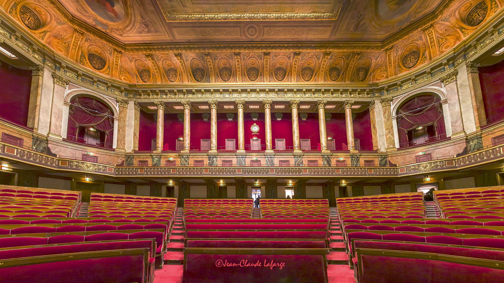 La Salle du Congrès à Versailles a été construite à la fin du 19ème siècle dans l’Aile du Midi du Château. L’hémicycle de 800 places est utilisé de nos jours pour réunir les deux chambres. 
