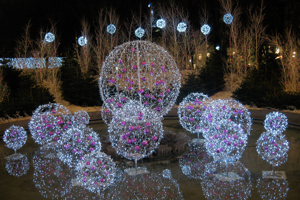 Promenade sur les Champs Elysées à Noël avec ses illuminations.