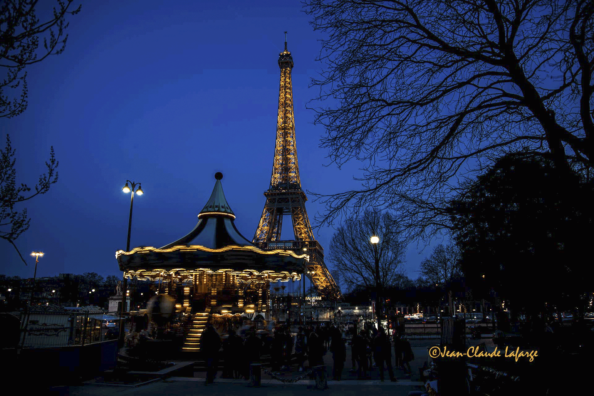 Le Manège du Pont d'Iéna et la Tour Eiffel à l'heure bleue.
