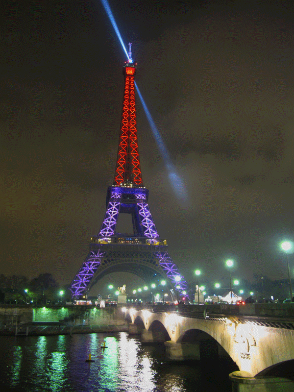 La Tour Eiffel fête ses 120 ans.