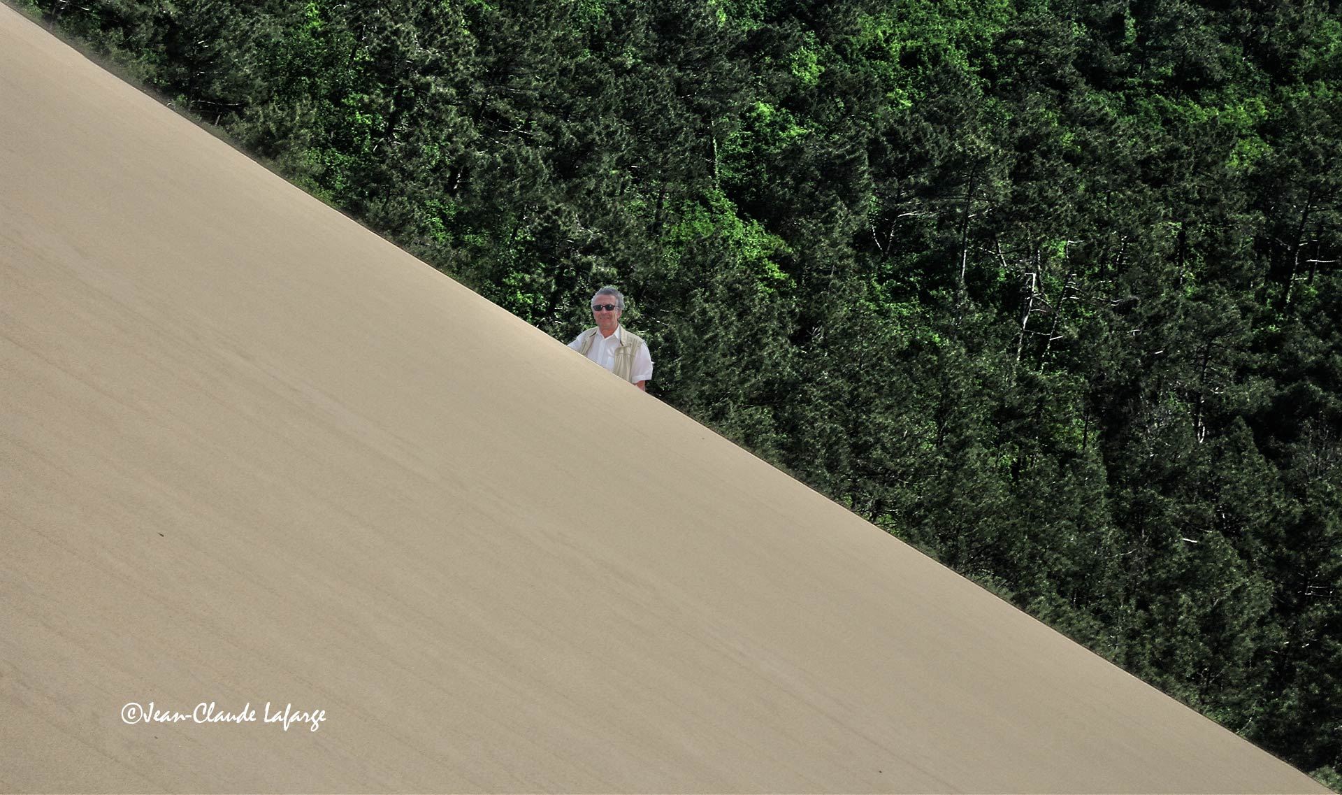 Jean-Claude sur la Dune du Pilat de La Teste de Buch (Arcachon). La Dune du pilat est la dune la plus haute d'Europe et culmine à 104m.