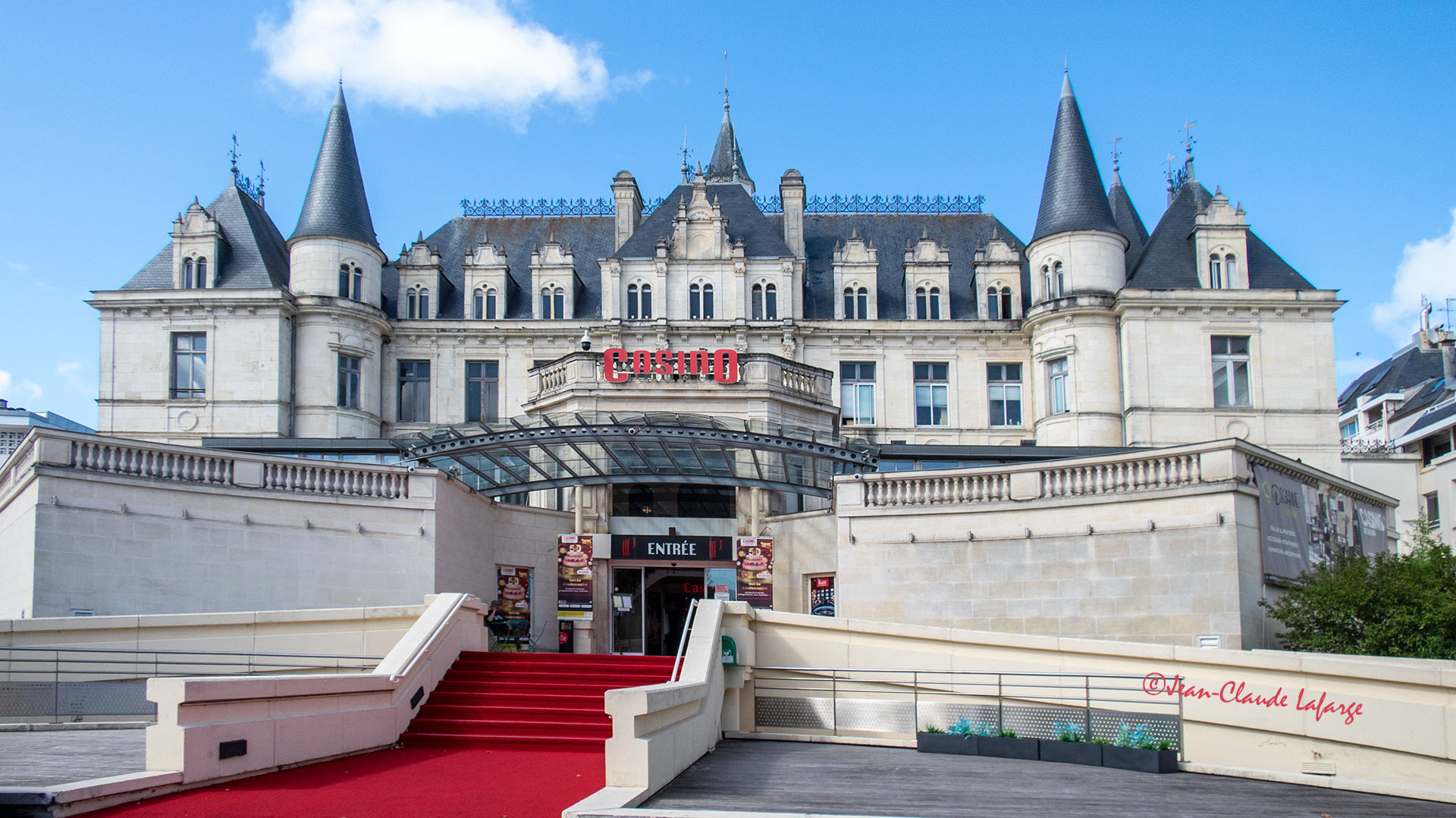 Le Casino d'Arcachon. A l'origine, c'est un château construit en bordure de plage en 1853 par Adalbert Deganne. De style néo-Renaissance, il est conçu sur le modèle du château de Boursault (1843-1848), en Champagne, là où réside son amour de jeunesse, qu'il n'avait pas pu épouser en raison de leurs différences de conditions sociales. À la mort d'Adalbert Deganne, sans descendant, le château est au cœur des discussions autour de son testament. Finalement vendu en 1903, il est converti en casino. Réquisitionné pendant la Seconde Guerre mondiale, il est transformé en caserne et fortement dégradé. Restauré après la guerre, il redevient un lieu de jeux et de spectacles, et voit passer de nombreuses célébrités venues se produire à Arcachon. (Infos Wikipedia).