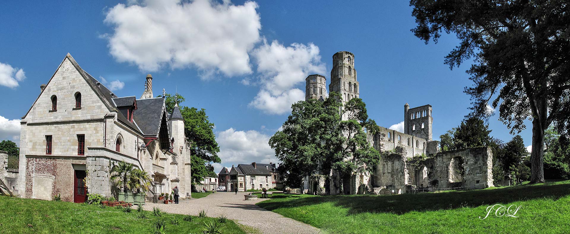 L'abbaye Saint-Pierre de Jumièges est une ancienne abbaye bénédictine située dans le département de la Seine-Maritime.