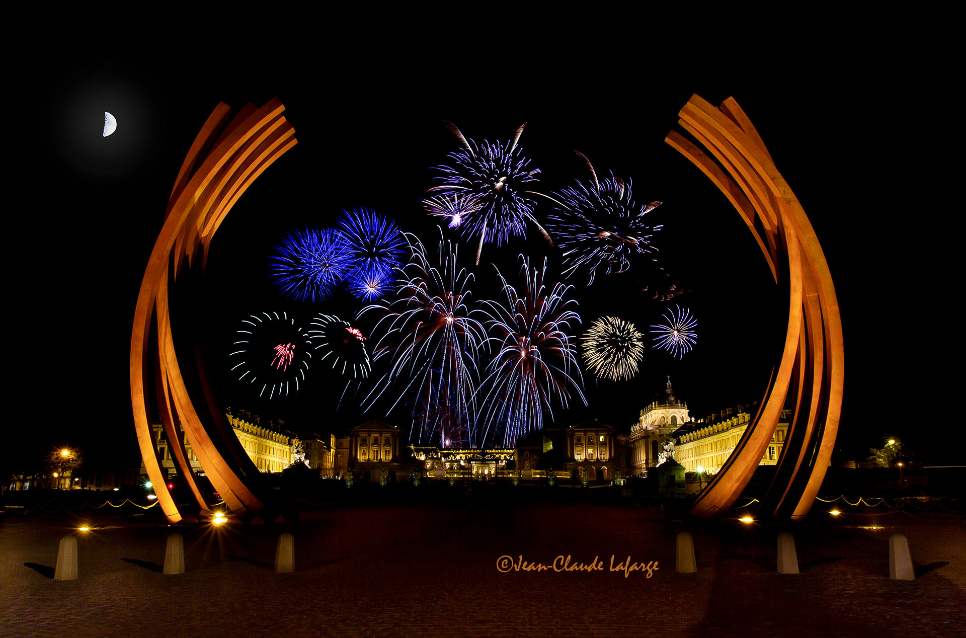 Feu d'artifice dans les Arcs de Bernar Venet au Château de Versailles.