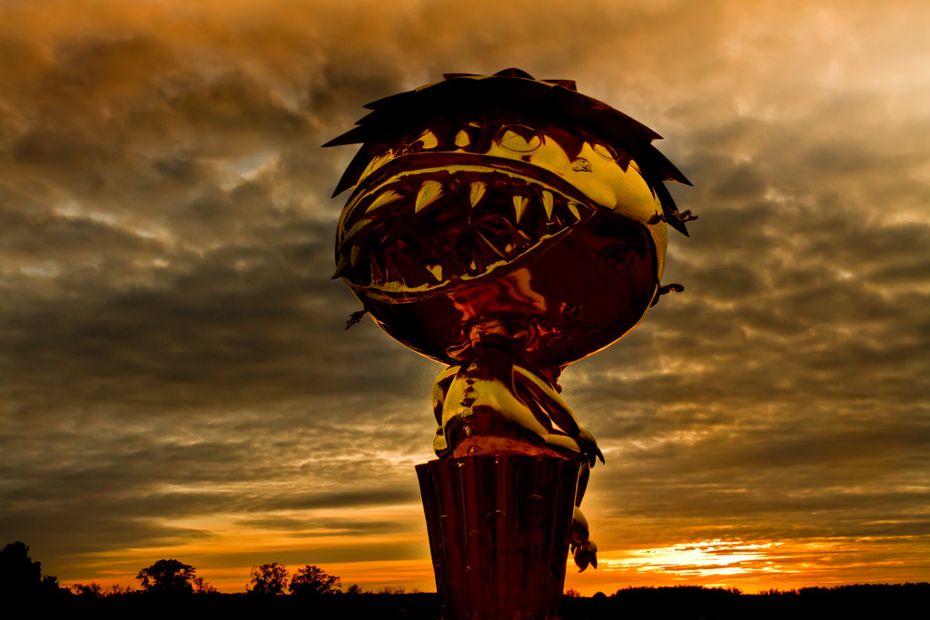 Coucher de soleil sur l'Ovale Buddha doré de Takashi Murakami dans le parc du Château de Versailles France.