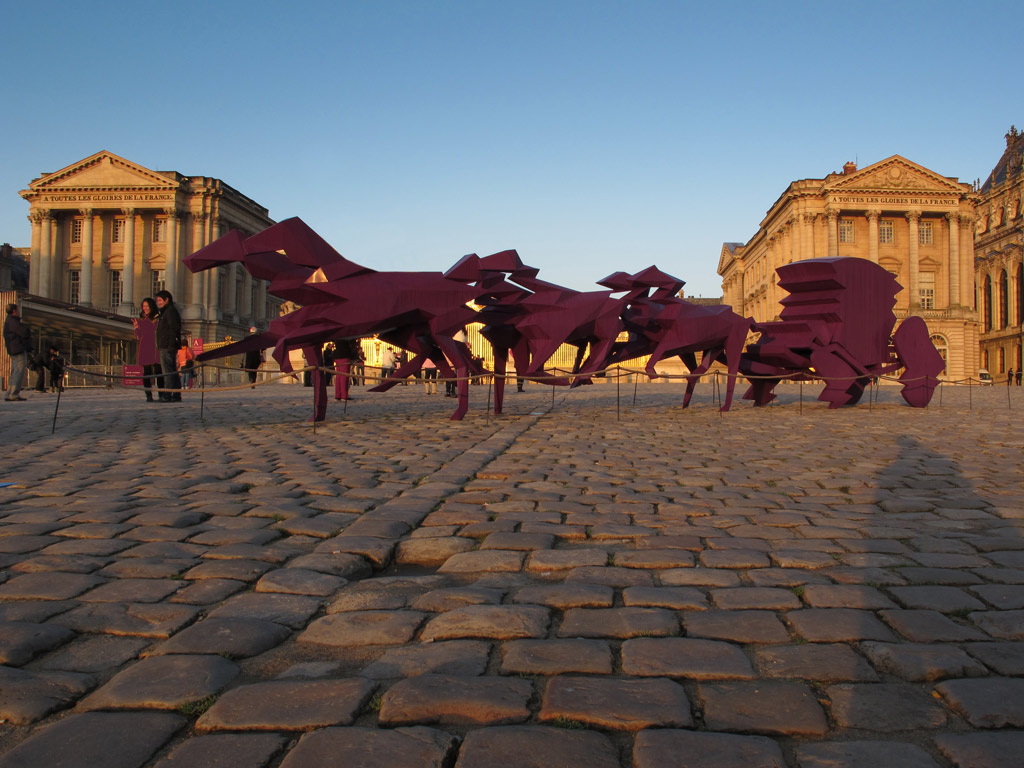 Chateau de Versailles, le Carrosse de Xavier Veilhan au soleil levant.