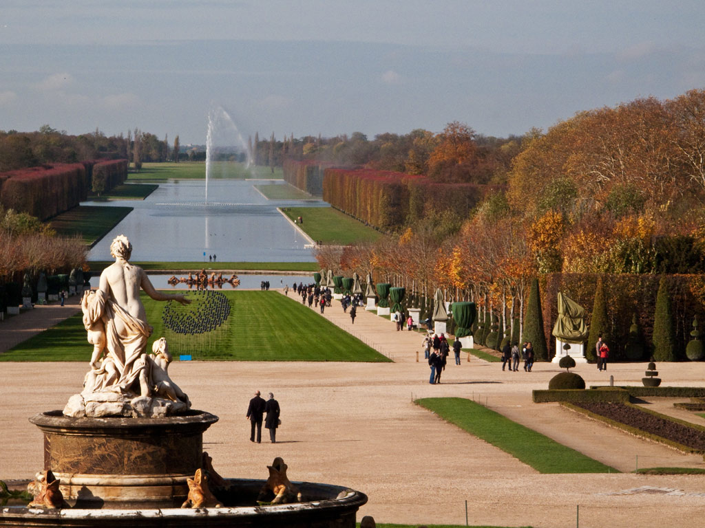 Le Jet d'Eau de Xavier Veilhan et la main de Latone sur la Lune.