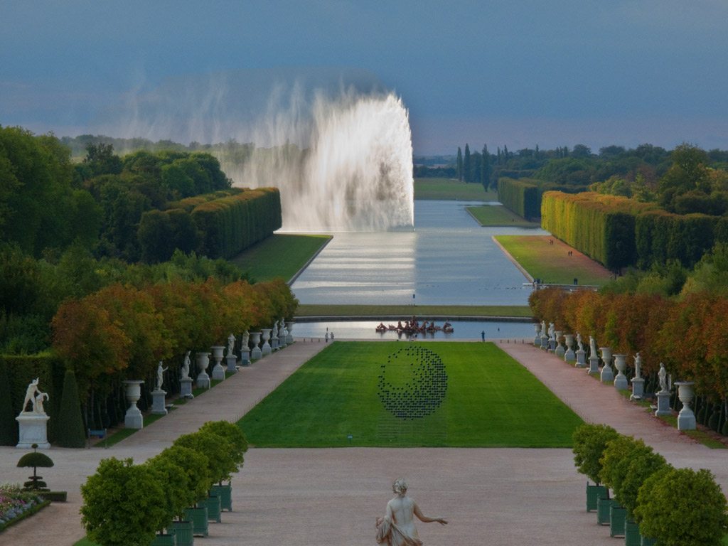 Le Jet d'Eau et la Lune à midi et à 18h00.