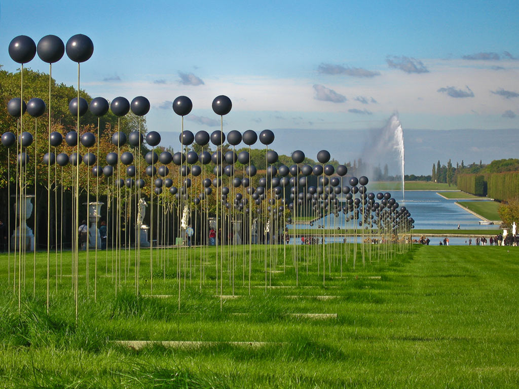 Le Jet d'Eau et la Lune de Xavier Veilhan à Versailles.