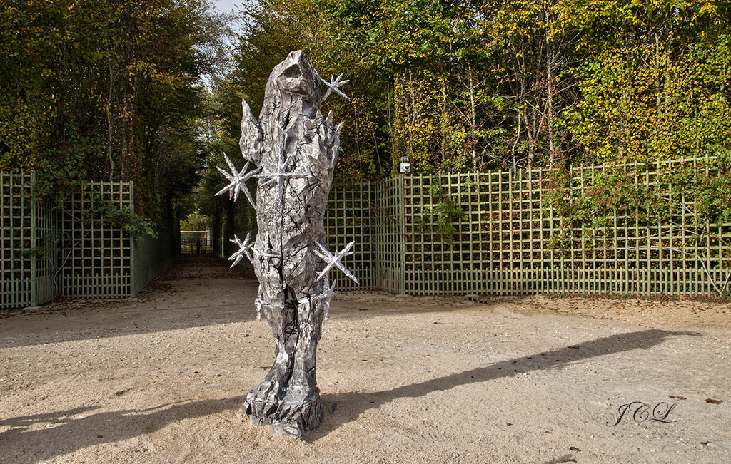 Visite de l’Exposition contemporaine «  Voyage d’Hiver « installé dans les Bosquets des Jardins du Château de Versailles.  Ici Œuvre de Jean-Marie Appriou dans le Bosquet de l’Obélisque.