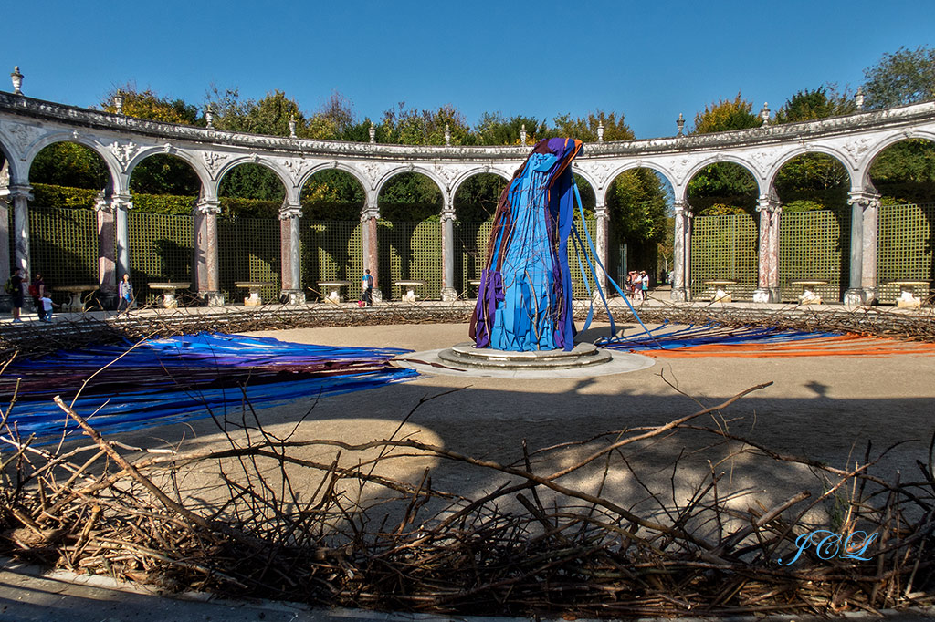 Exposition contemporaine voyage d'hiver dans les bosquets du Petit Parc du Chateau de Versailles.