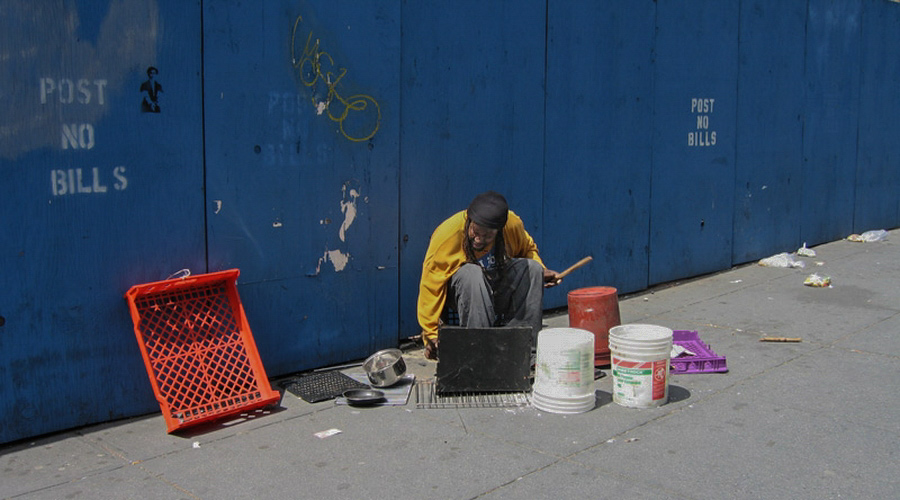 Jeune mu_sicien batteur dans la rue.