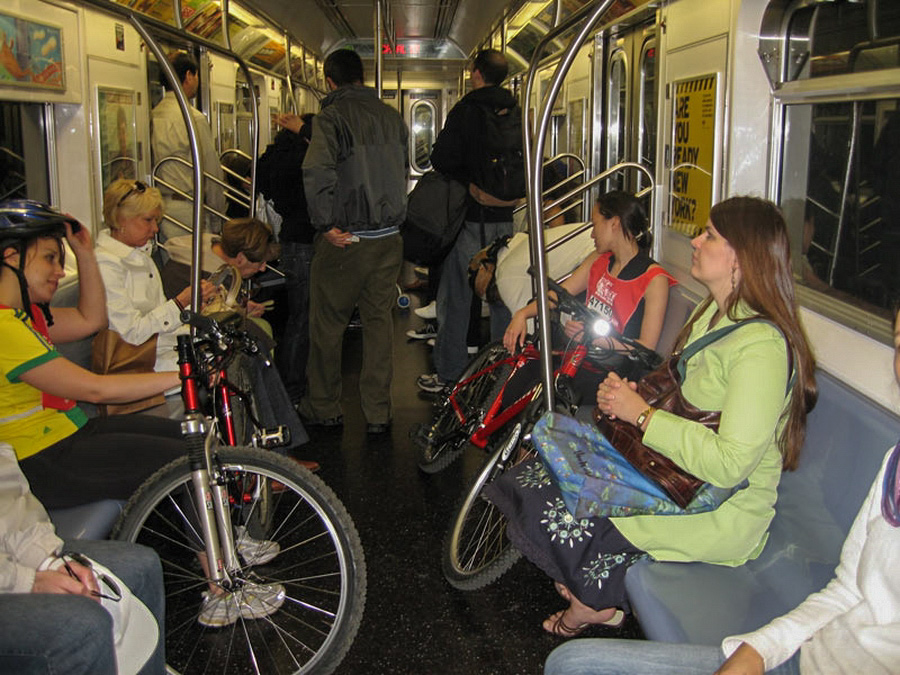 Dans le métro, on voyage avec sa bicyclette.