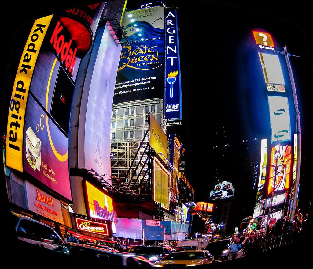 Promenade à Times Square la nuit.