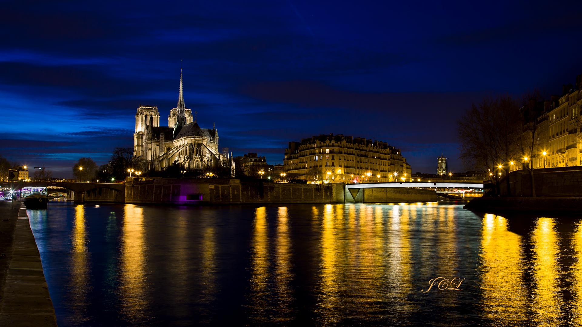 Belles photos de la Cathédrale Notre Dame de Paris prise à l'heure bleue (blue hour) de la berge près du Pont de la Tournelle. A doite au fond se dresse la Tour Saint Jacques.