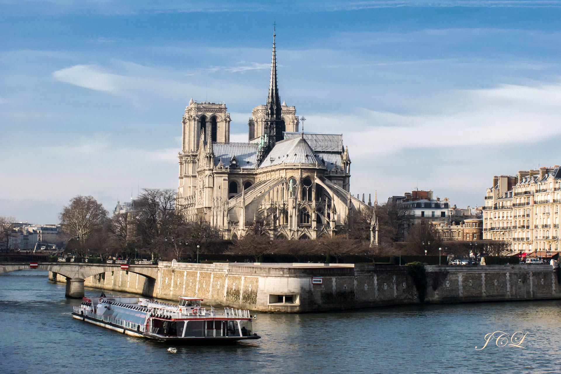 Promenade sur les Quais de Seine à Paris. Au fond à droite on voit la Cathédrale Notre-Dame de Paris avec la flèche de Viollet Le Duc avant l'incendie du 15 avril 2019.