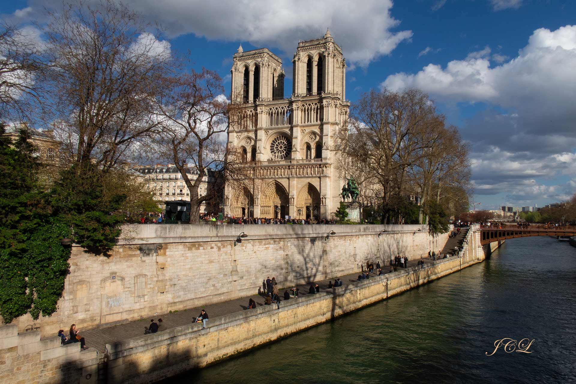 Promenade autour de la Cathédrale Notre Dame de Paris.