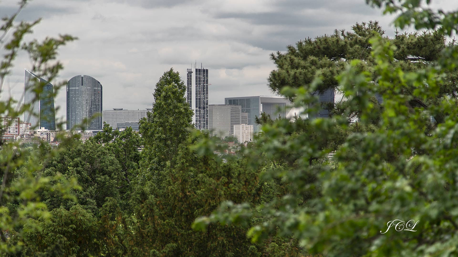 Phographie du quartier de la Défense prise du haut du Belvédère du Parc de Bagatelle à Paris.
