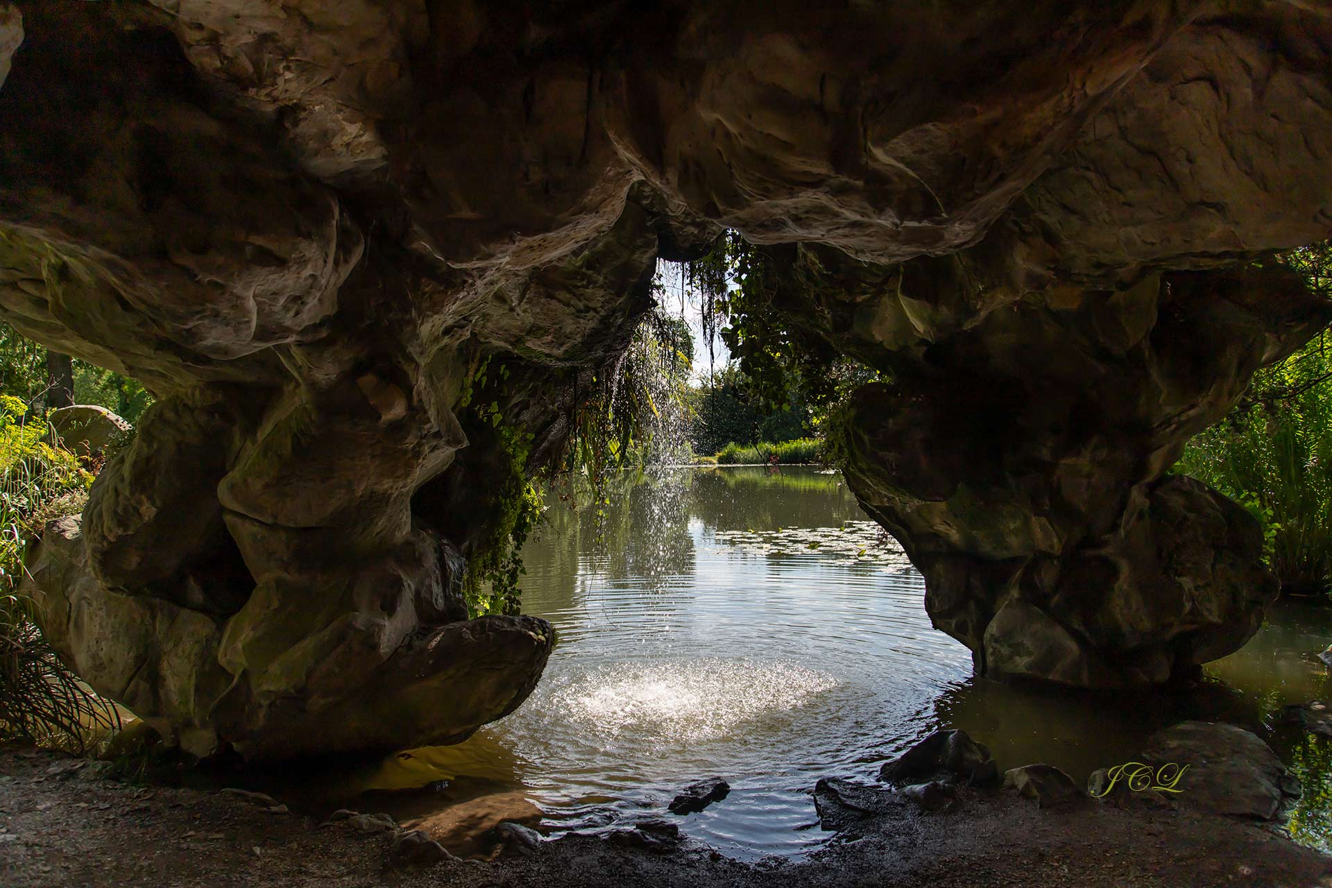 Vue de l'intérieur de la Grotte de la Pièce d'eau des Nymphéas. 
