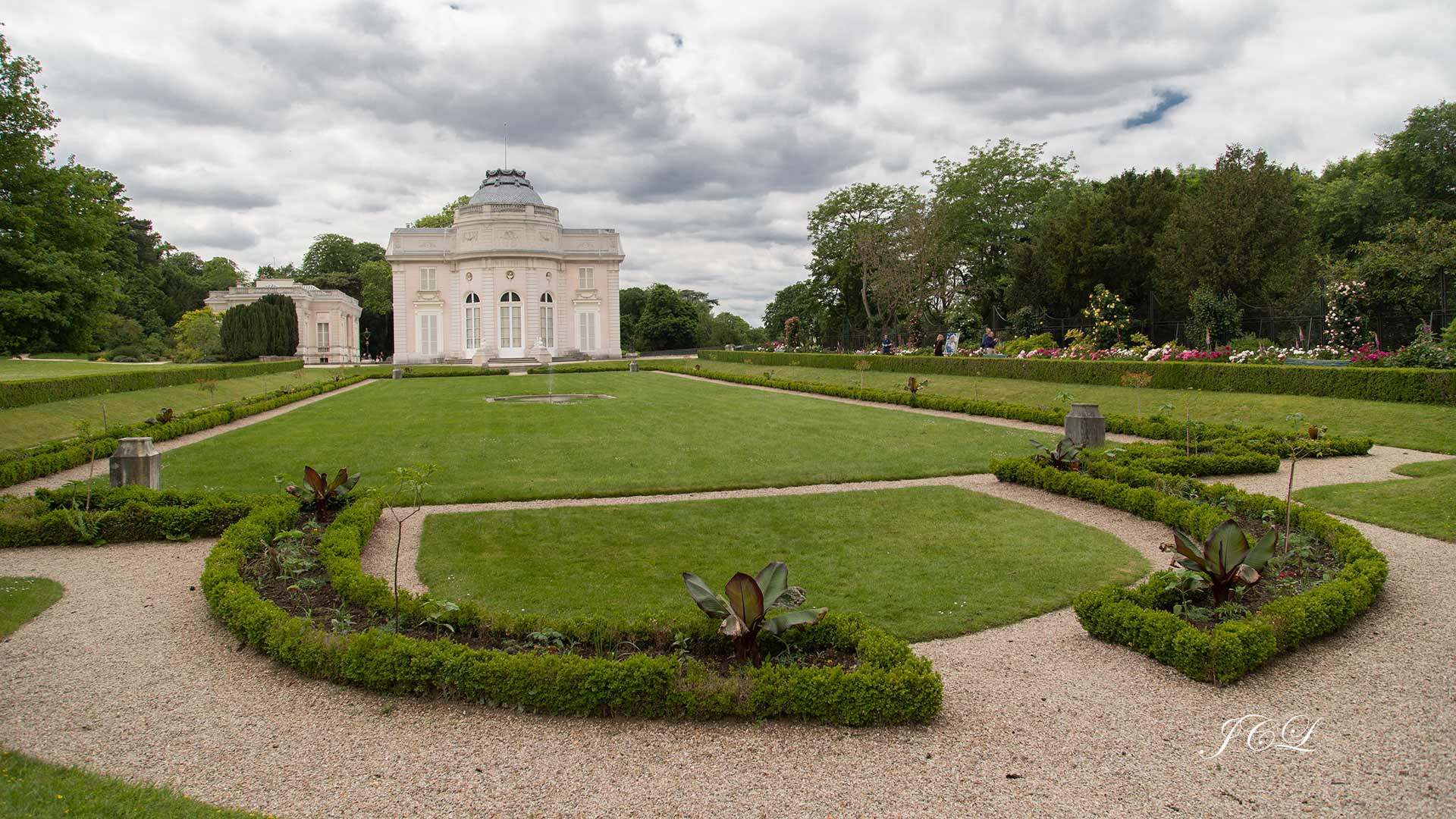 Château et son Parterre du Parc de Bagatelle dans le Bois de Boulogne.