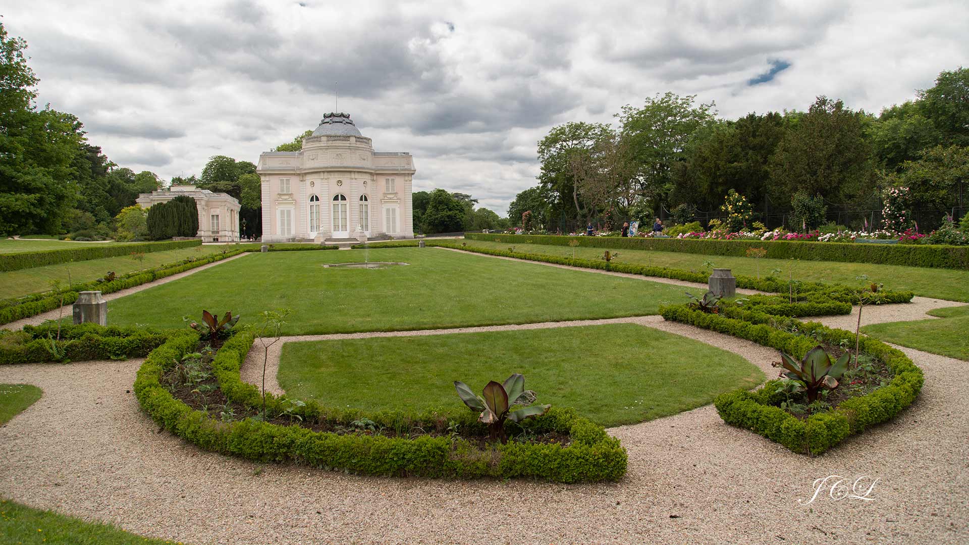 Château et son Parterre dans le magnifique Parc de Bagatelle dans le Bois de Boulogne à Paris. A droite, la pivoineraie. Le frère de Louis XVI, le Comte d'Artois acquiert ce domaine de Bagatelle en 1775. Suite à un pari avec Marie Antoinette, il réussi avec l'aide de l'Architecte François Belanger à faire construire ce Château surnommé "La Folie d'Artois" en deux mois!! 900 ouvriers y travailleront jour et nuit pour remporter le challenge.	