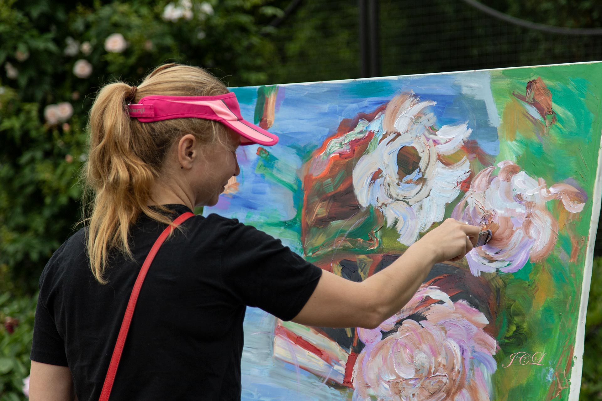 Peintre de pivoines dans le Parc de Bagatelle de Paris.