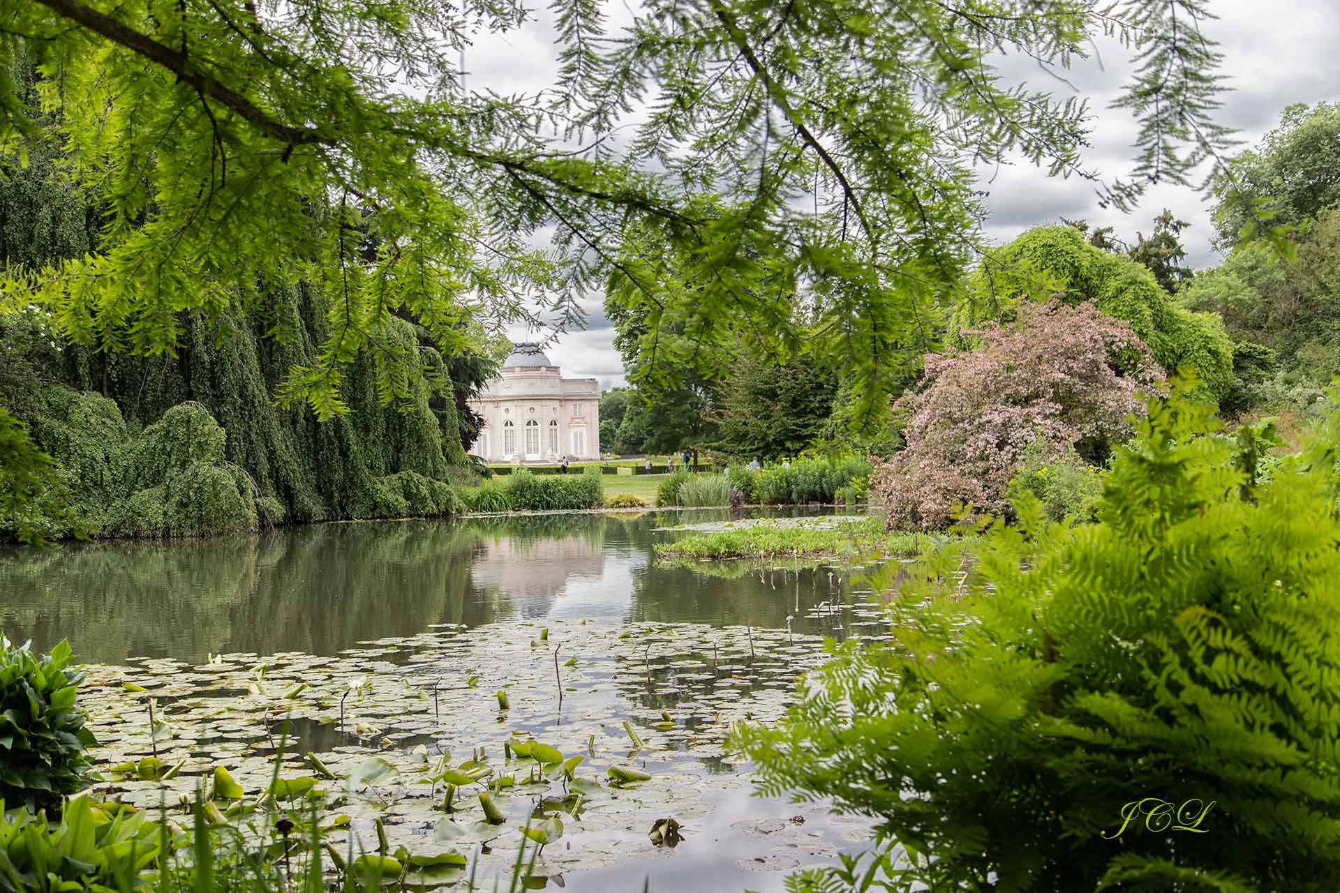 Le Château vu de la Pièce d'eau des Nymphéas.	