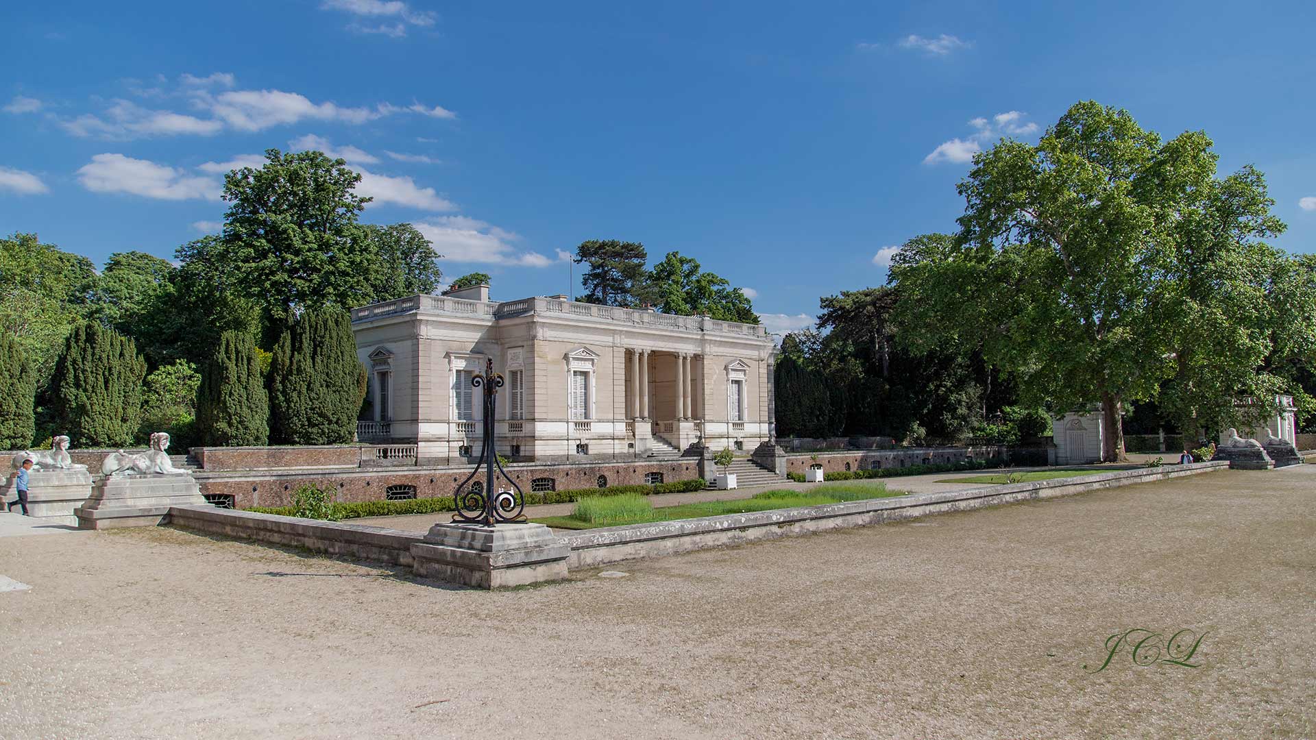 Le Trianon et la cour d'honneur du Parc de Bagatelle à Paris 16ème arrondissement.	