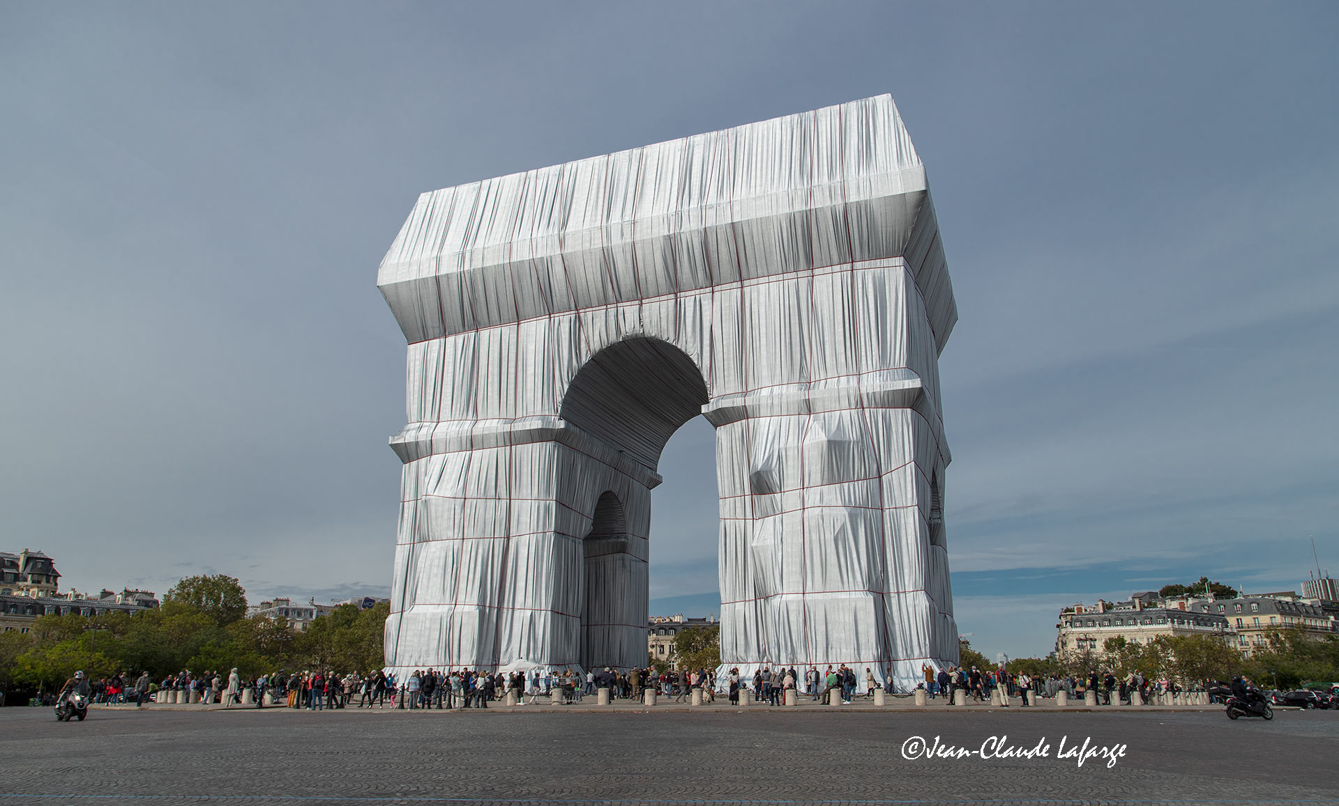 Arc de Triomphe de Paris Charles de Gaulle Etoile dans son habit de fête éphémère pour 15 jours.