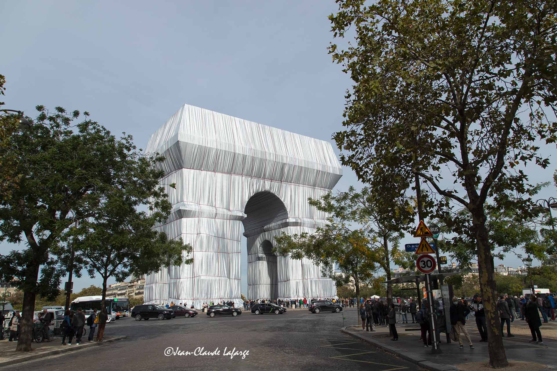 L'Arc de Triomphe de Paris Etoile emmailloté par la fondation de Christo vu de l'Avenue Kléber.