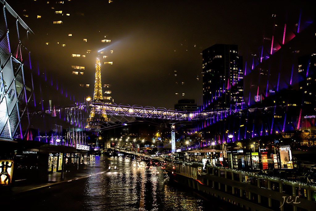 Paris: passerelle et les deux ilots du Centre Commercial de Beaugrenelle dans le 15ème arrondissement et le Front de Seine avec en arrière plan la Tour Eiffel dans le 7ème. 