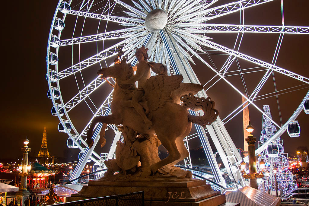 La Grande Roue Place de la Concorde, on aperçoit l'Obélisque et la Tour Eiffel. 