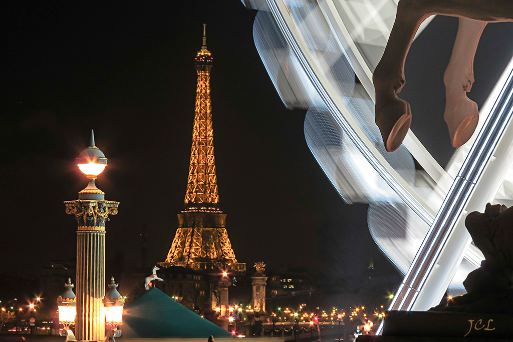 La Grande Roue en flou au premier plan, la Tour Eiffel au loin et les lampadaires de la place de la Concorde à Paris.