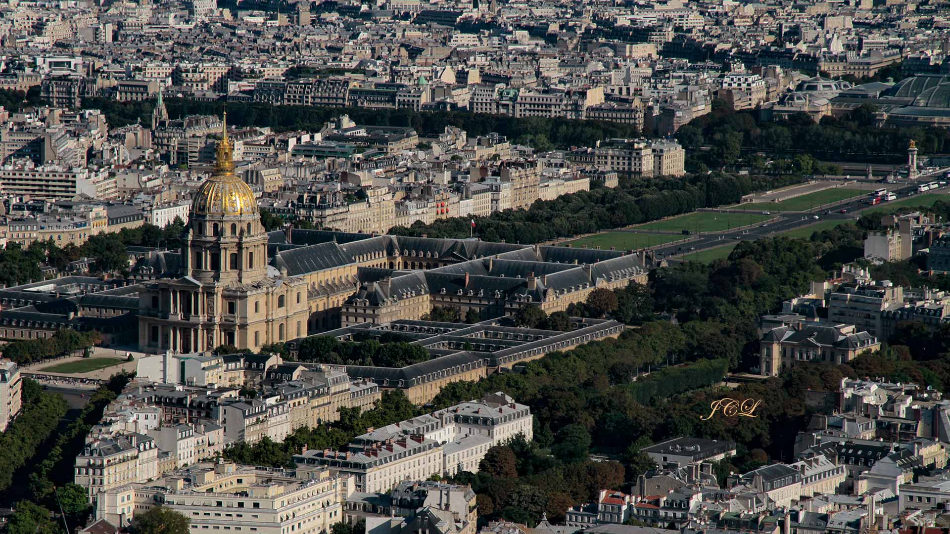 Les Invalides et l'esplanade photographiés  du haut de la Tour Montparnasse à Paris.