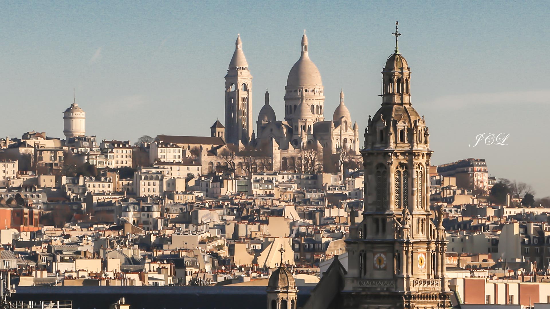 Le Sacré-Coeur à Montmartre vu de la terrasse du Grand Magasin "Le Printemps" 64 Bd Haussmann 75009 Paris.