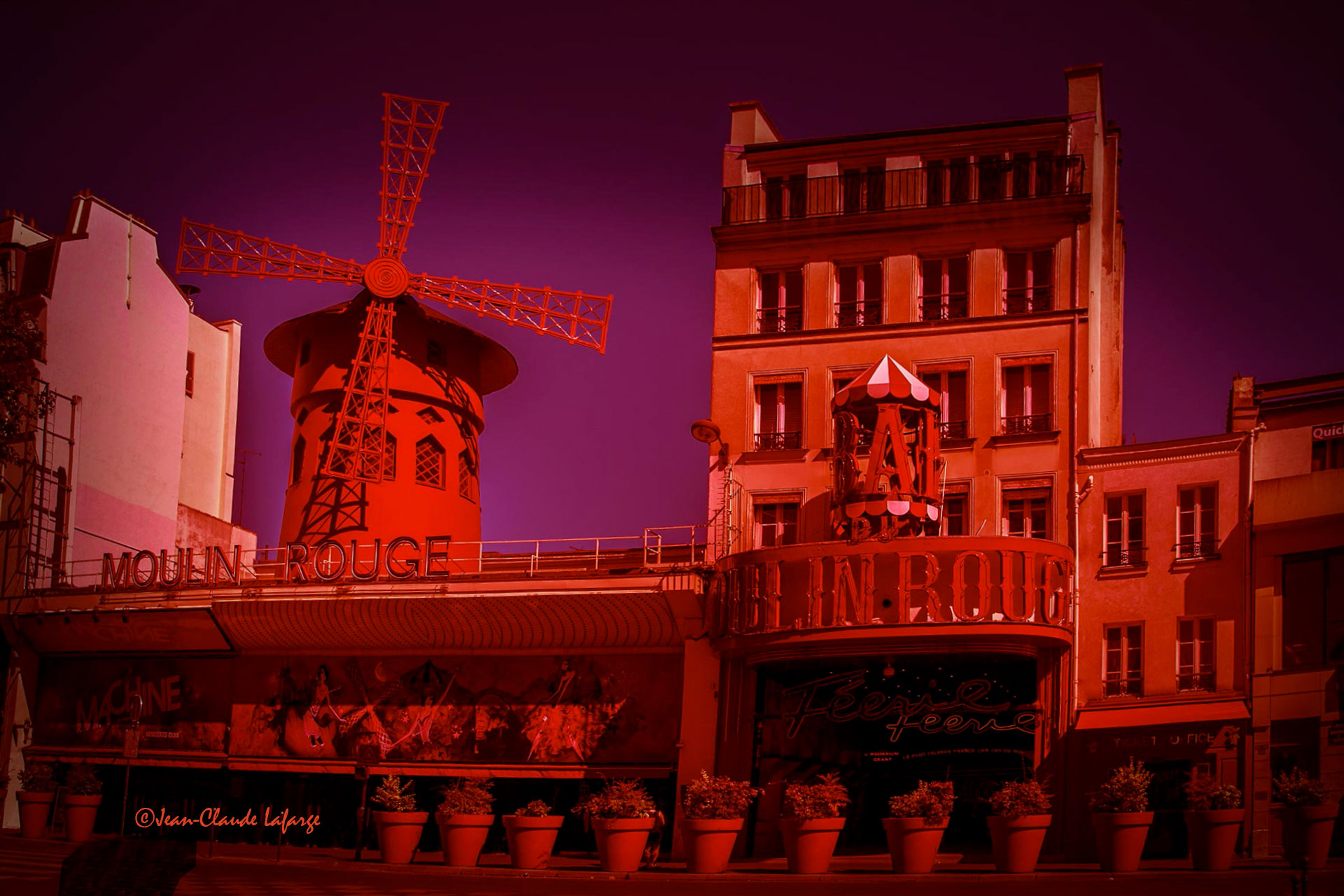 Le Moulin Rouge est un Cabaret tenu par "michou". Il se situe 82 Boulevard de Clichy, 75018 Paris, au pied de la Butte Montmartre.