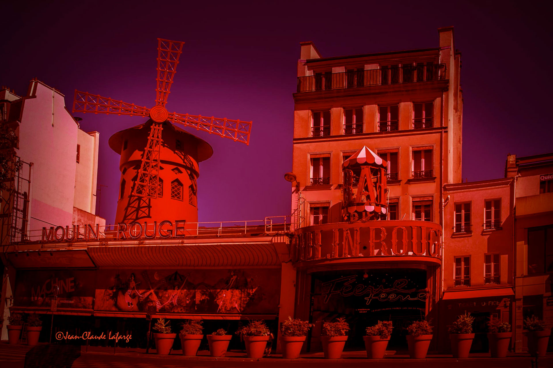 Le Moulin Rouge qui n'a pas encore perdu ses ailes est un Cabaret situé au 82 Boulevard de Clichy, 75018 Paris, au pied de la Butte Montmartre, France.