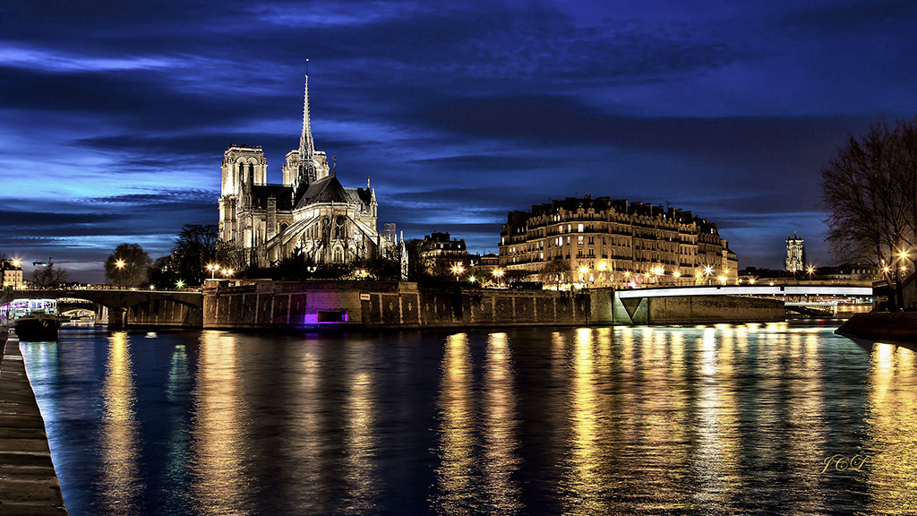Belles photos de la Cathédrale Notre Dame de Paris prise à l'heure bleue (blue hour) de la berge près du Pont de la Tournelle. A droite au fond se dresse la Tour Saint Jacques.