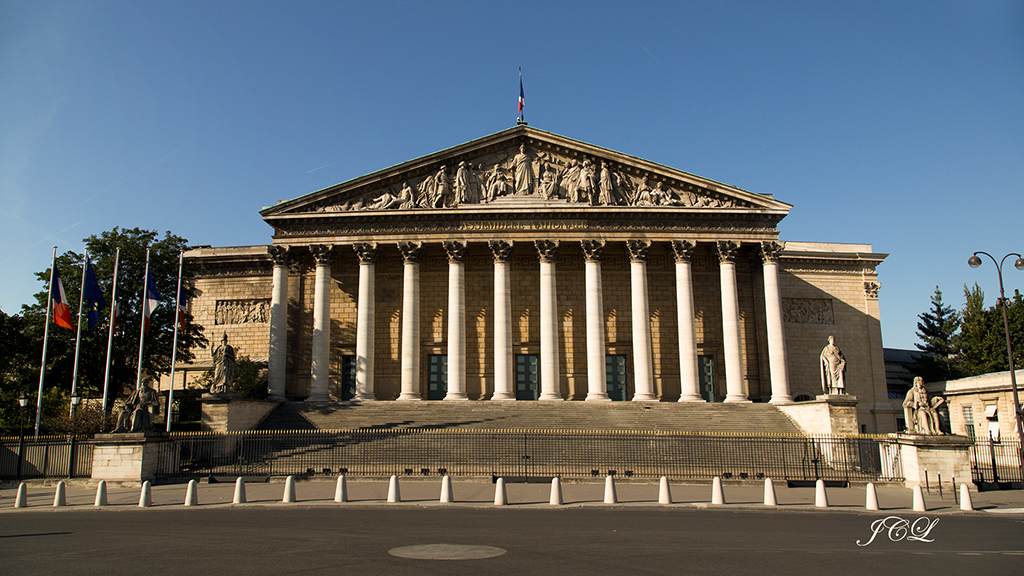 L'Assemblée Nationale à Paris tôt un dimanche matin.