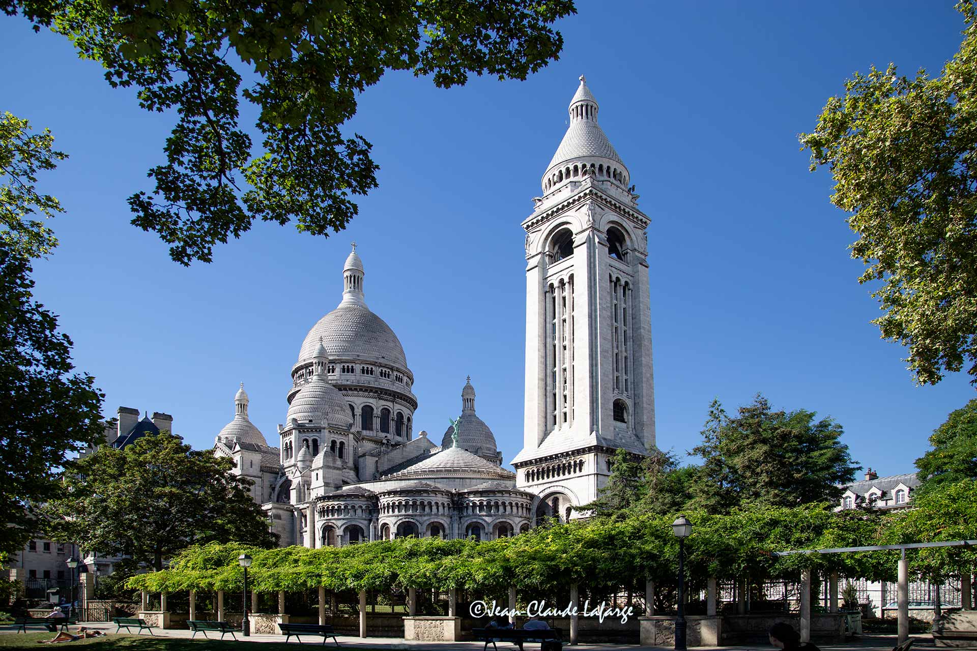 La Basilique du Sacré-Cœur de Montmartre à Paris vue du côté nord (A côté de la vigne).