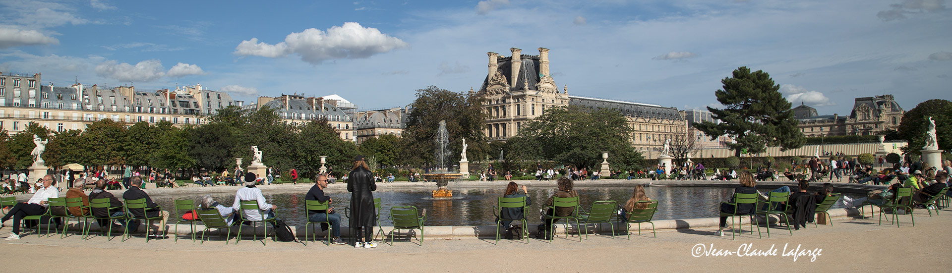 Détente autour d'un Bassin dans les Jardins des Tuileries à Paris.