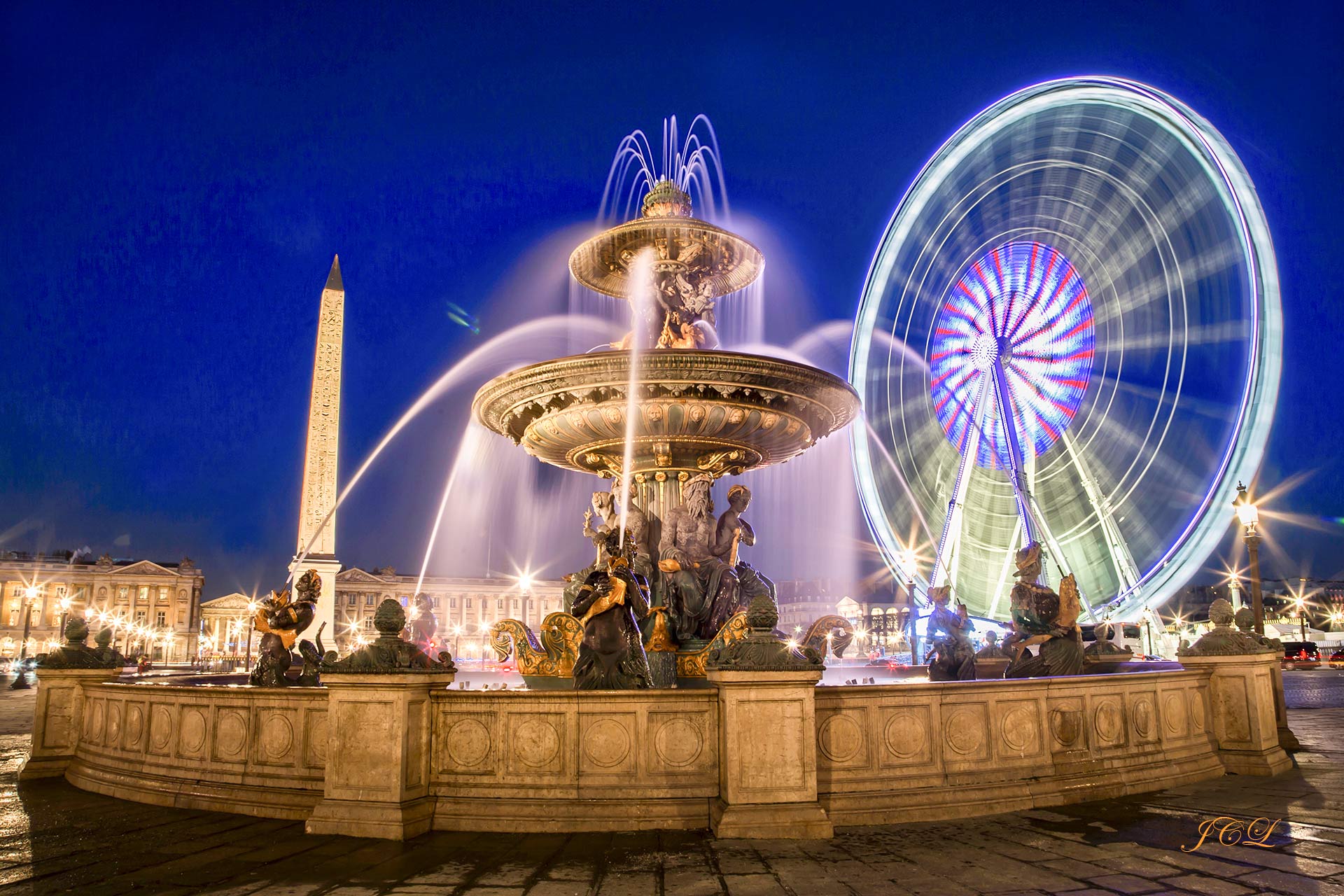 Belle photographie; La place de la Concorde, avec plus de 8 ha, est la plus grande place de Paris. Elle est située sur la Rive droite, dans le 8e en bas des Champs-Élysées, à l'est se trouve le jardin des Tuileries . La rue Royale au nord mène vers la Madeleine et au sud, le pont de la Concorde enjambe la seine pour vous conduire au palais Bourbon (Chambre des Députés. Le jardin des Tuileries est très proche du quartier Saint-Germain.