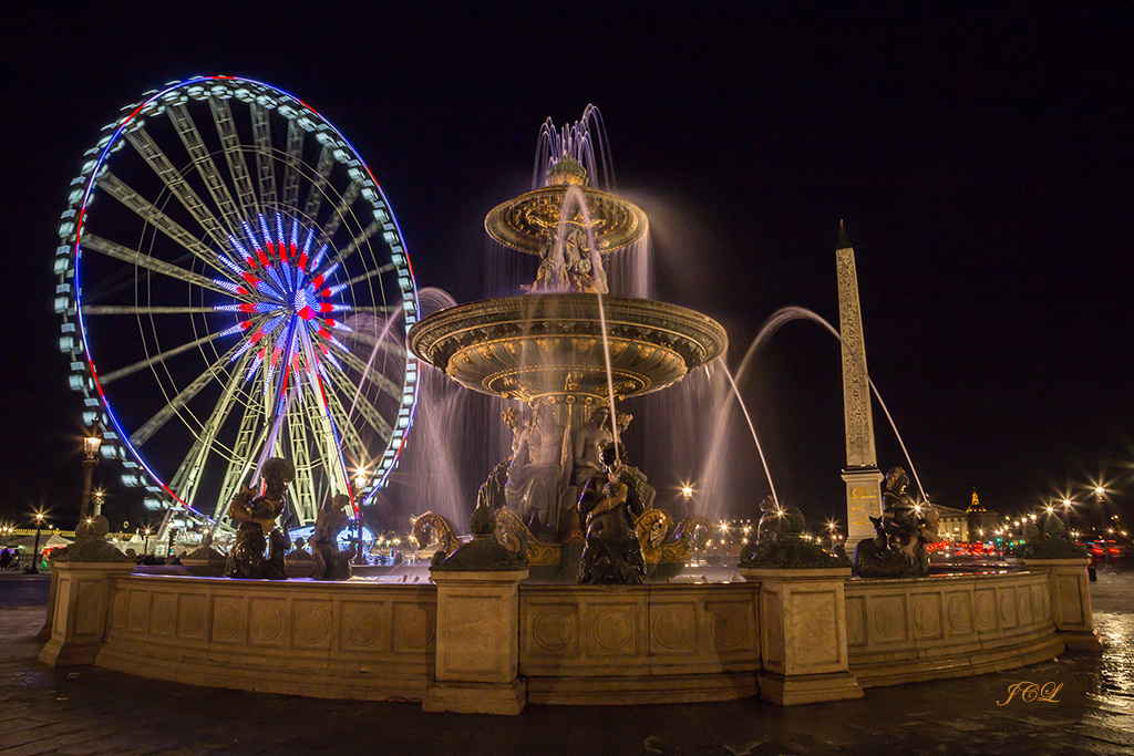 La Fontaine des Fleuves, place de la Concorde à Paris, avec la Grande Roue de Marcel Campion et l'Obélisque. 