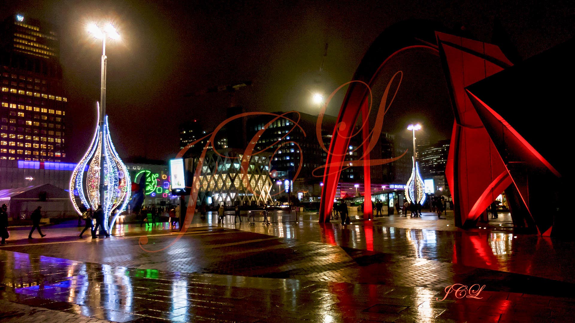 L'Araignée d'Alexander Calder à Paris la Défense la nuit à Noël.