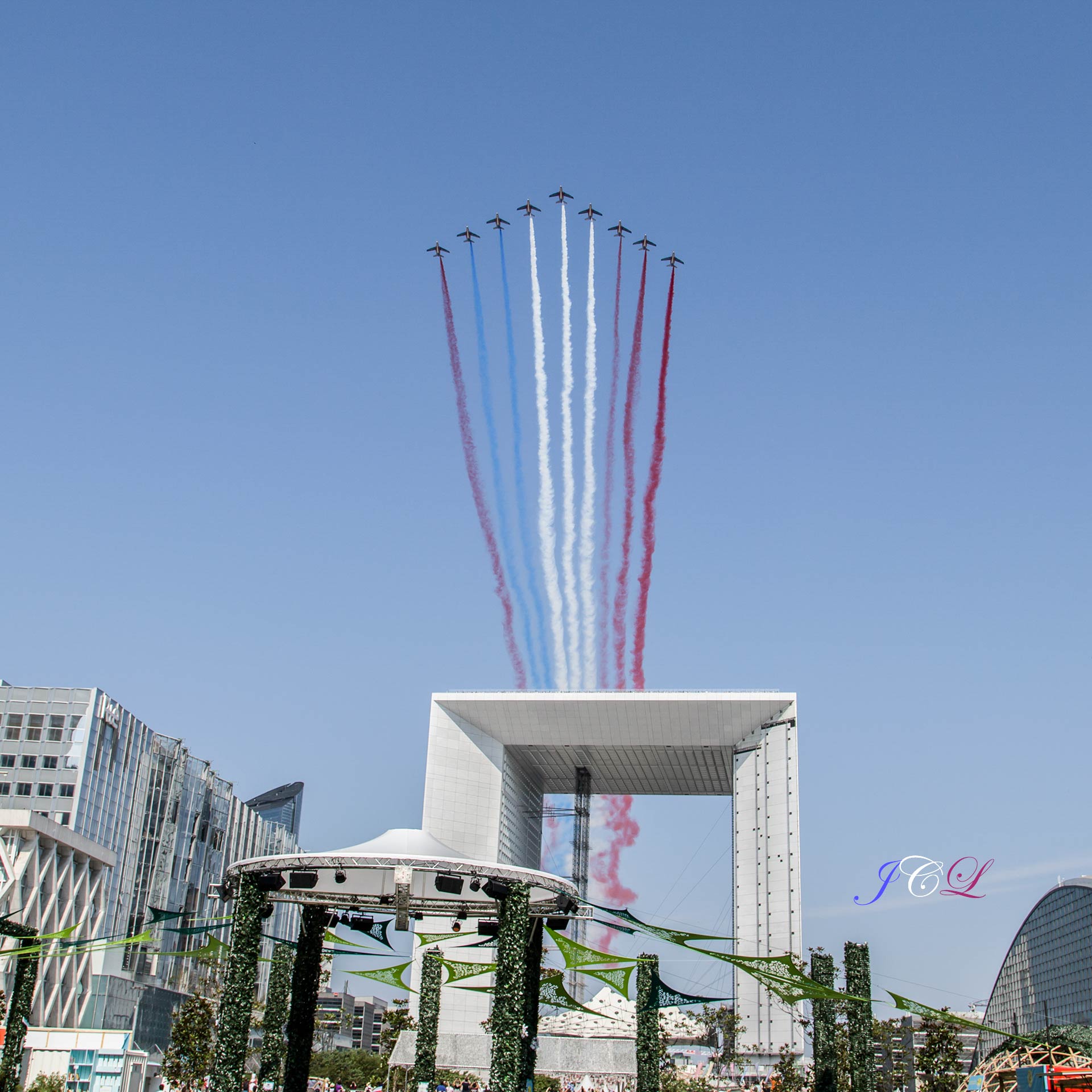 La Patrouille de France lors du défilé aérien du 14 juillet à la Défense à la Grande Arche à Paris. Cliquez pour l'agrandir. La Patrouille de France lors du défilé aérien du 14 juillet à la Défense à la Grande Arche à Paris.
