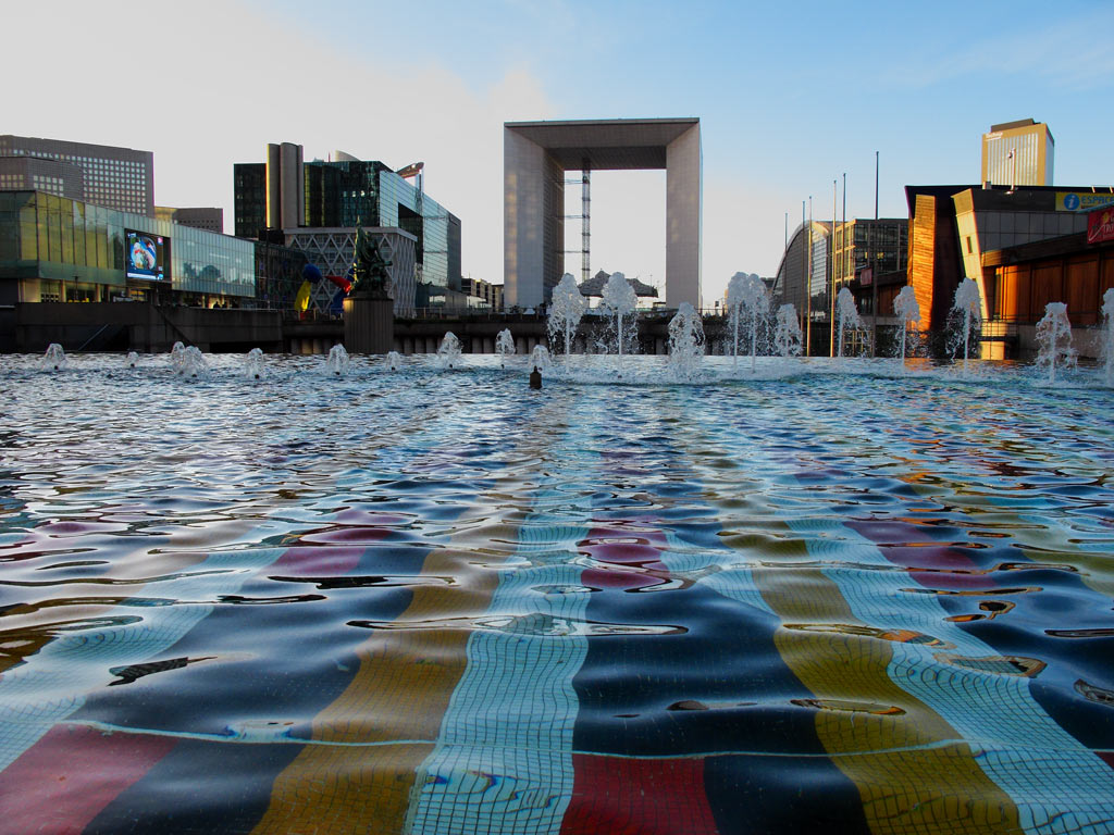 Paris, la Défense, la Fontaine Agam et la Grande Arche.