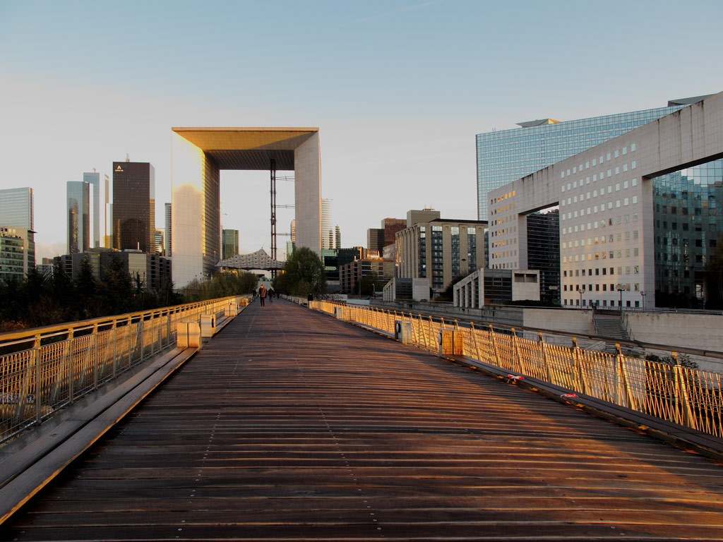 Paris, la Défense, promenade à la Grande Arche au soleil couchant côté Nanterre