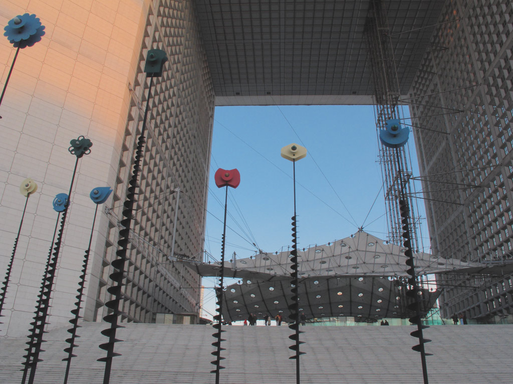 La Grande Arche à Paris la Défense, Takis