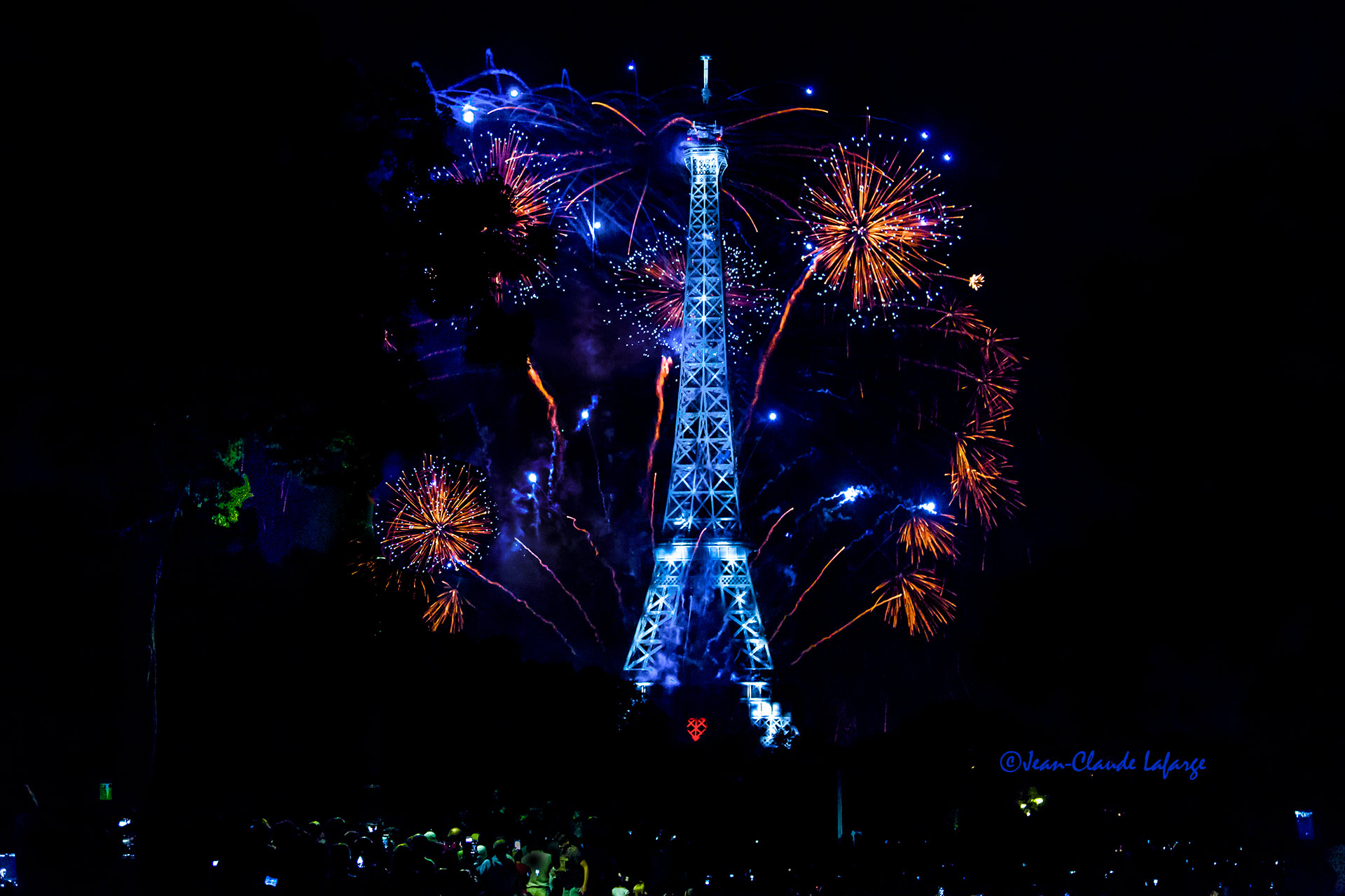  Le magnifique feu d'artifice du 14 juillet de Paris est tiré de la Tour Eiffel