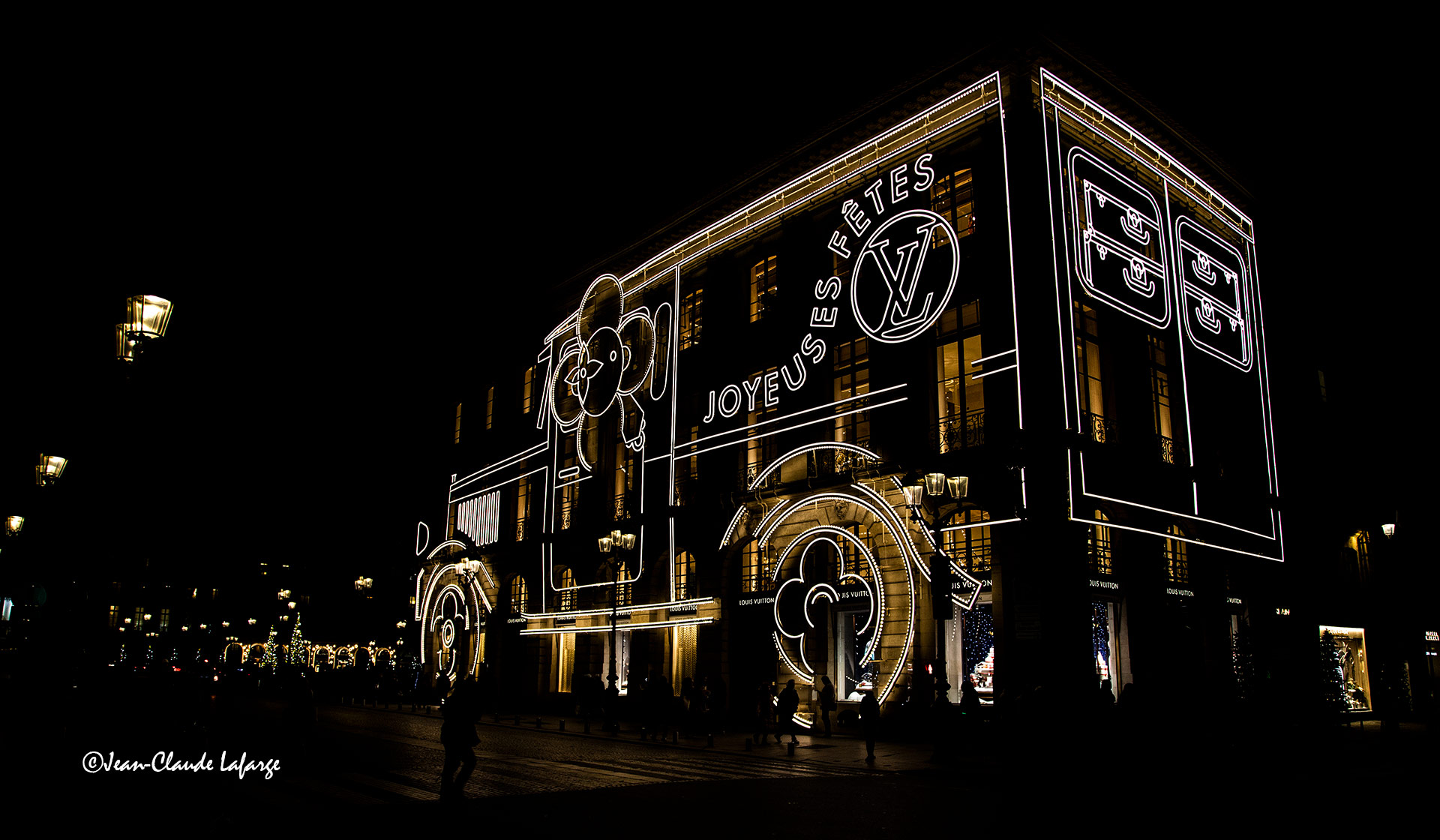 Livraison des cadeaux de Noêl Place Vendôme avec le camion de Louis Vuitton.